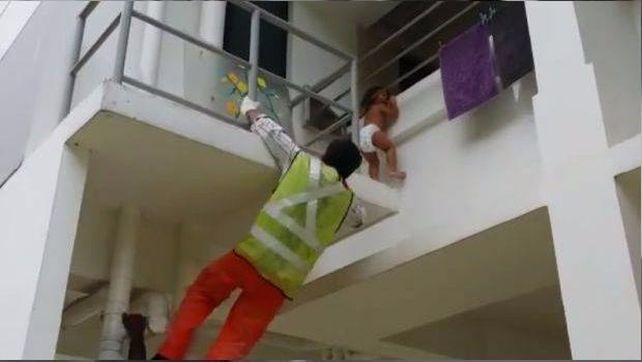Los héroes que rescataron a la pequeña fueron condecorados por su actitud solidaria.