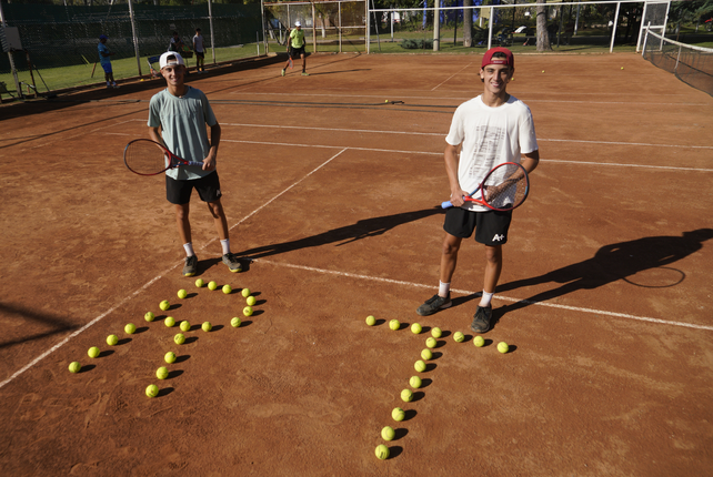 Rafael (remera celeste) y Antonio (remera blanca) Nadal