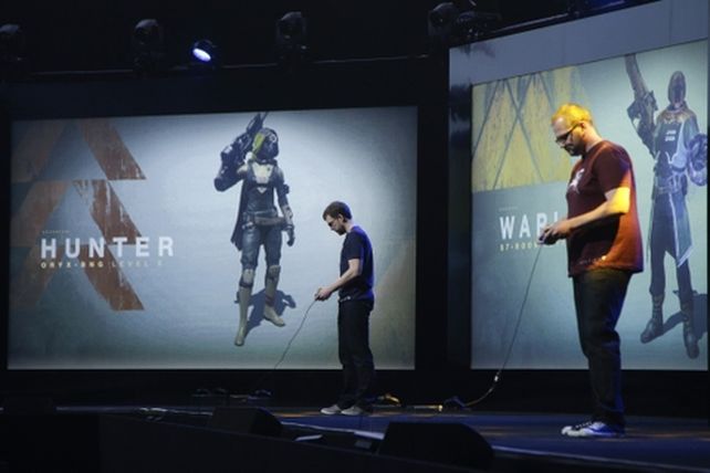 Dos jugadores usan los juegos de la PlayStation 4 en el encuentro para la prensa en Los Angeles. (Foto: AP)