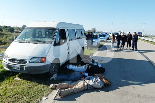 Cinematográfica persecución policial con una gavilla de ladrones apresada