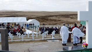 Emotiva visita de familiares de ca&iacute;dos en Malvinas al cementerio de Darwin