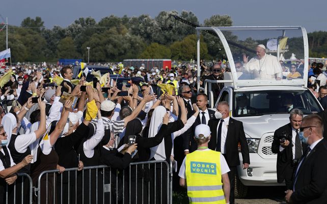 El Papa Francisco llega para celebrar una Misa en la explanada del Santuario Nacional en Sastin, Eslovaquia, el miércoles 15 de septiembre de 2021.