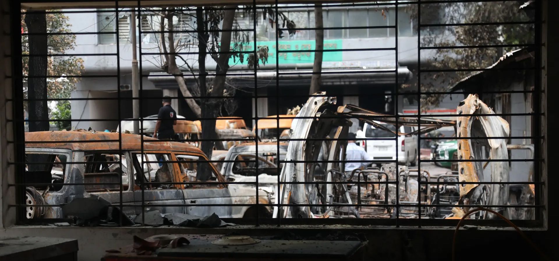 Vehículos quemados dentro de un local gubernamental después de las protestas en Dhaka. El gobierno impuso un toque de queda en todo el país y desplegó fuerzas militares después de que estallara la violencia en Dacca y otras regiones tras las protestas lideradas por estudiantes que exigían cambios en el sistema de cuotas de empleo del gobierno, Dhaka, Bangladesh. Fotografía: Monirul Alam/EPA Vehículos quemados dentro de un local gubernamental después de las protestas en Dhaka. El gobierno impuso un toque de queda en todo el país y desplegó fuerzas militares después de que estallara la violencia en Dacca y otras regiones tras las protestas lideradas por estudiantes que exigían cambios en el sistema de cuotas de empleo del gobierno, Dhaka, Bangladesh. Fotografía: Monirul Alam/EPA