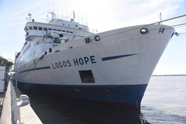 Enorme. El barco mide 160 metros de largo y lleva unos 400 voluntarios de más de 60 países.