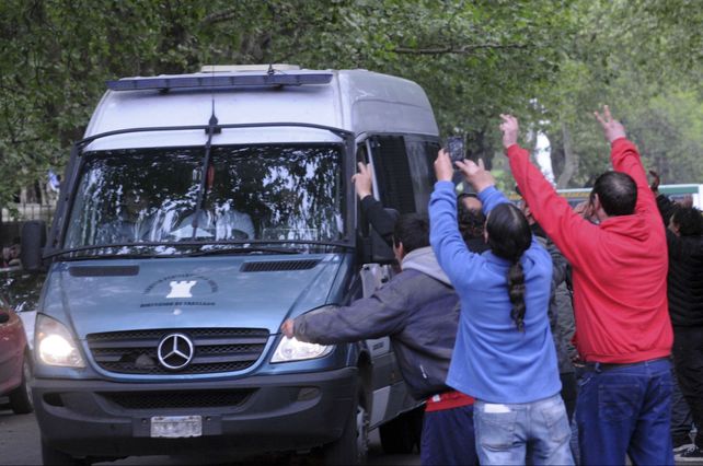 Traslado. Medina fue vivado por parte de su tropa frente a Tribunales.