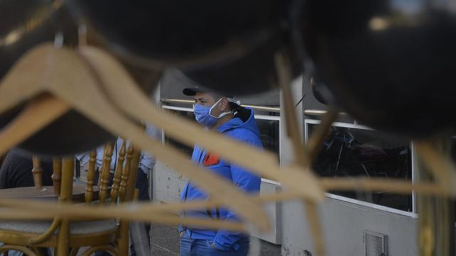 Hoteleros y gastronómicos sacan mesas, camas y vajillas a la calle