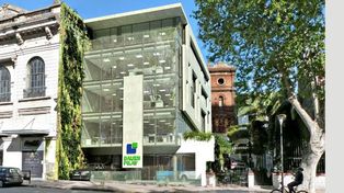 Luego de los reclamos, Pilay explica que utiliza un modelo de construcción colaborativo