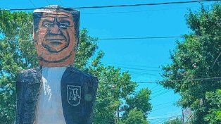 El muñeco de Chiqui Tapia en el ritual de todos los años en La Plata.