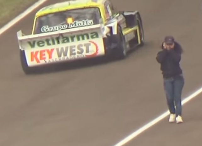 Video: Se atravesó llorando en la pista del TC en plena carrera