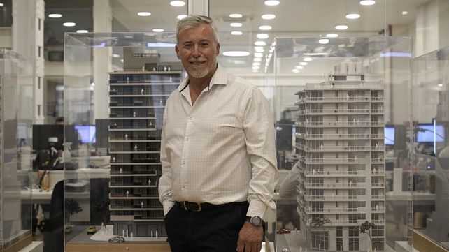 Gabriel Redolfi rodeado de las maquetas de su constructora