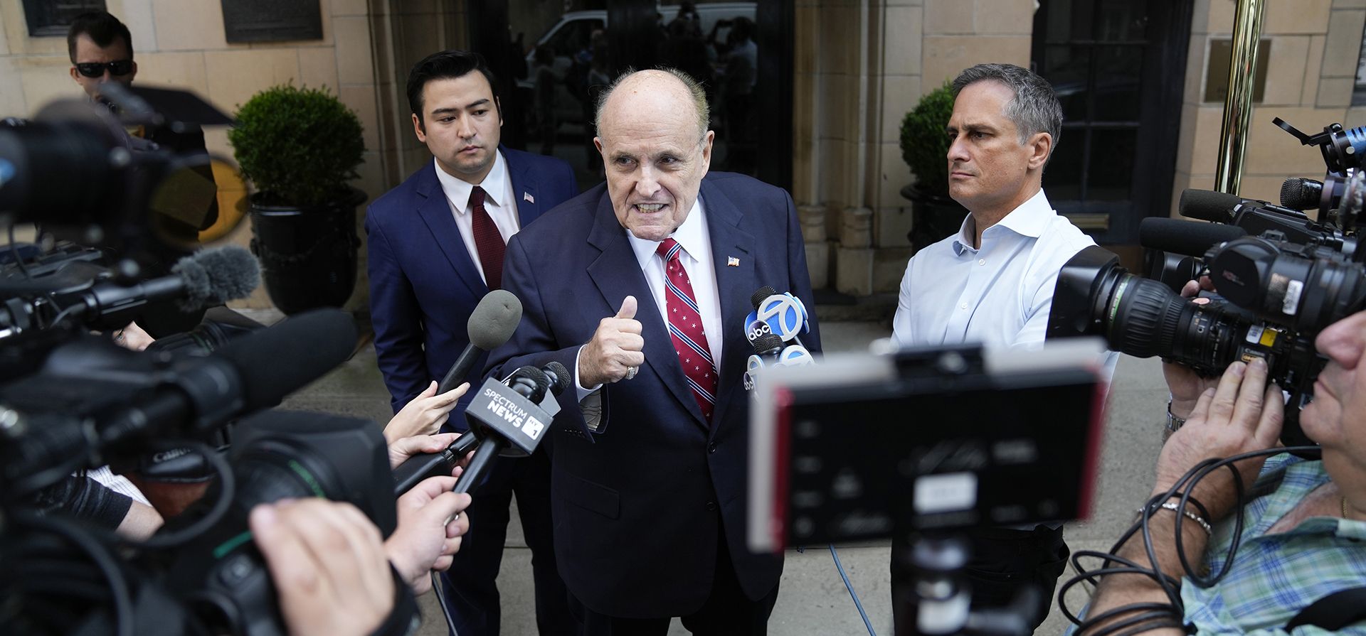 El exalcalde de Nueva York Rudy Giuliani habla con los periodistas al salir de su edificio de apartamentos en Nueva York. Giuliani está acusado junto con Donald Trump de tratar de alterar el resultado electoral del Estado de Georgia durante las elecciones presidenciales del año 2020. (Foto AP/Seth Wenig) El exalcalde de Nueva York Rudy Giuliani habla con los periodistas al salir de su edificio de apartamentos en Nueva York. Giuliani está acusado junto con Donald Trump de tratar de alterar el resultado electoral del Estado de Georgia durante las elecciones presidenciales del año 2020. (Foto AP/Seth Wenig)