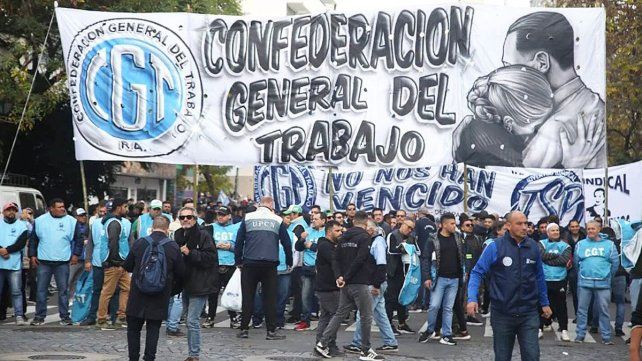 Manifestantes confederados en CGT marchan con críticas al ajuste del Gobierno de Javier Milei