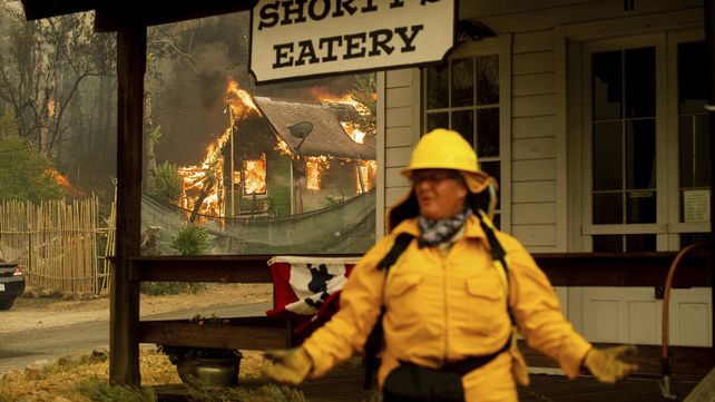 Incendios forestales fuera de control azotan grandes regiones de California