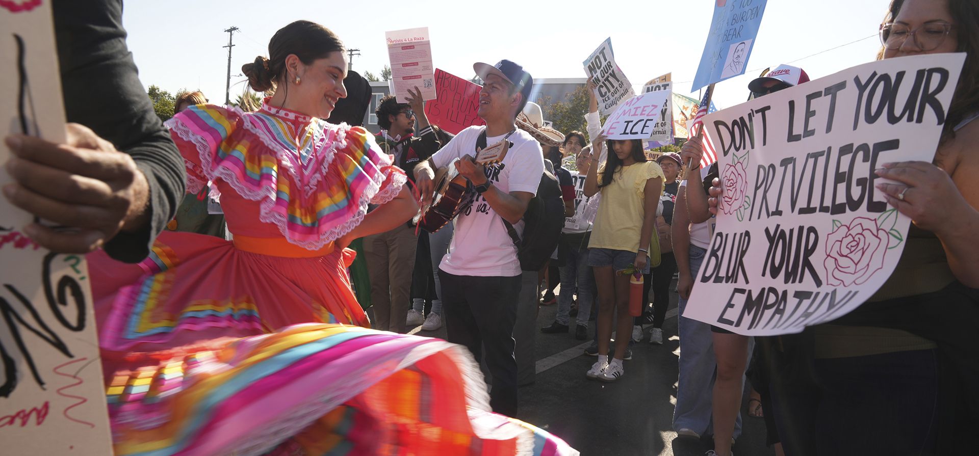 Músicos locales y bailarines tradicionales se unen a los manifestantes en una caminata por la Plaza del Mariachi durante el evento Músicos locales y bailarines tradicionales se unen a los manifestantes en una caminata por la Plaza del Mariachi durante el evento
