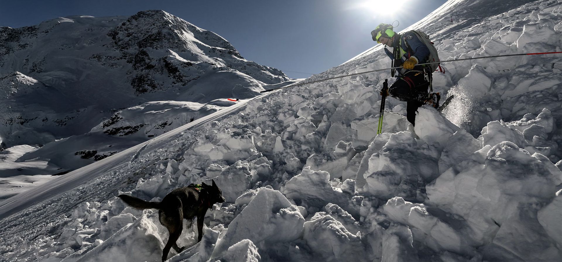 Un guía canino del equipo de rescate de montaña CRS Alpes Grenoble busca con un perro posibles víctimas sepultadas durante una misión de rescate de emergencia por avalancha en una zona fuera de pista del macizo, Écrins, Francia. Fotografía: Jeff Pachoud/AFP/Getty Images Un guía canino del equipo de rescate de montaña CRS Alpes Grenoble busca con un perro posibles víctimas sepultadas durante una misión de rescate de emergencia por avalancha en una zona fuera de pista del macizo, Écrins, Francia. Fotografía: Jeff Pachoud/AFP/Getty Images