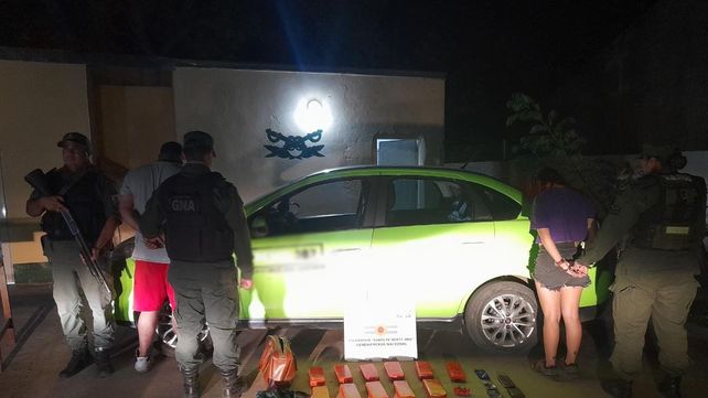 Es remisero, su familia lo buscaba y terminó detenido junto a una mujer y con 10 kilos de marihuana