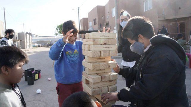 El jenga gigante es una de las atracciones que más convoca a los nenes.