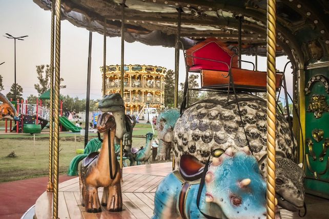 Cómo es el gran parque temático con dinosaurios a minutos de Rosario
