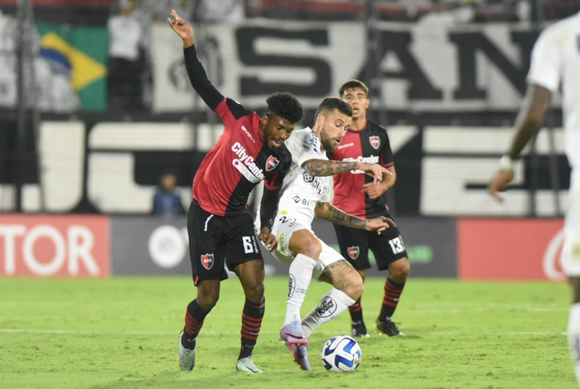 Newells le ganó 1 a 0 a Santos y es más puntero que nunca en su grupo