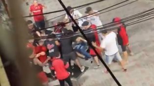 Una decena de hinchas de Newells golpearon a un estudiante de periodismo. (Imagen de video)