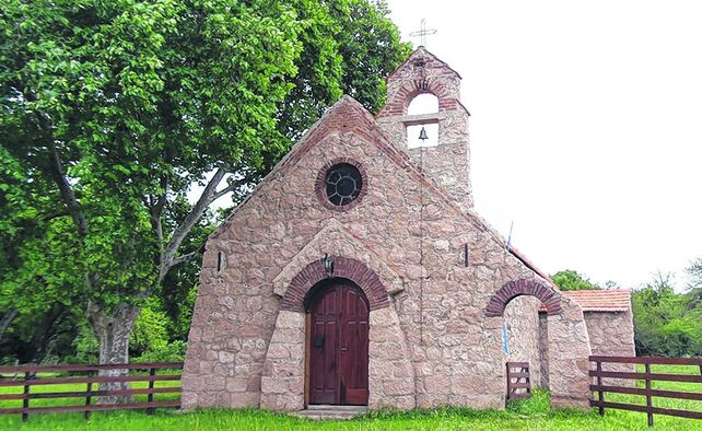 Pequeña y antigua. La vieja capilla fue construida en 1895 y fue dedicada a San Luis Gonzaga.