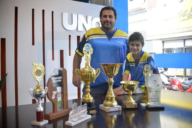 Amor incondicional. Padre e hijo disfrutan de la pasión por el tenis de mesa y los resultados están a la vista. Ahora Gustavo Maili se hará cargo de la preparación de Agustín