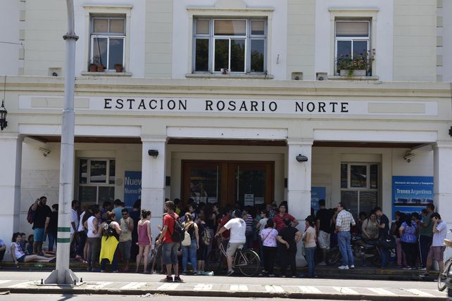 Locos por un pasaje. Ayer hubo largas colas en Rosario Norte.