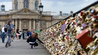 Parisinos le dicen basta a los candados de amor en el Puente de las Artes