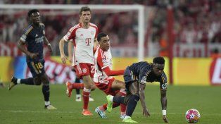 Vinicius, autor de un gol para el Real, intenta progresar con la pelota.&nbsp;