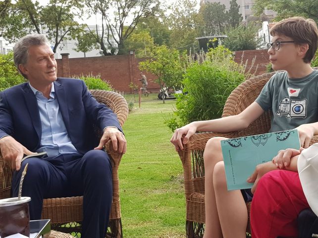 Macri charla con Santino en la Quinta de Olivos. Luego le dedicó una foto: Para el gran Santino.