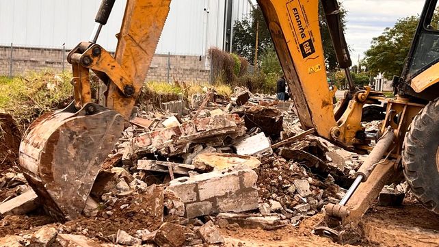 La Municipalidad demolió 27 cocheras irregulares construidas sobre una vereda