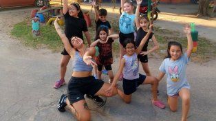 Las nenas y nenes, protagonistas de los festejos en la esquina de La Cachilo.