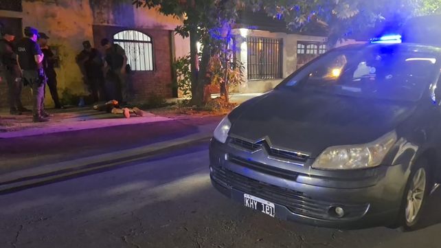 El Citröen en el que iban los sospechosos que se tirotearon con personal de la Policía Federal.