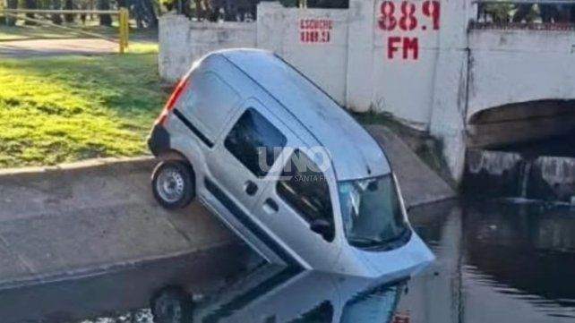 Así apareció la camioneta dentro del lago del Parque Garay