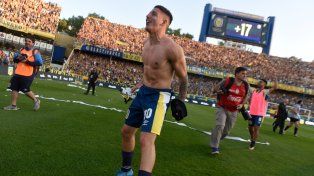 Tomás OConnor festeja enloquecido tras la victoria en el clásico. Lo hizo con un verdadero hincha de Central.