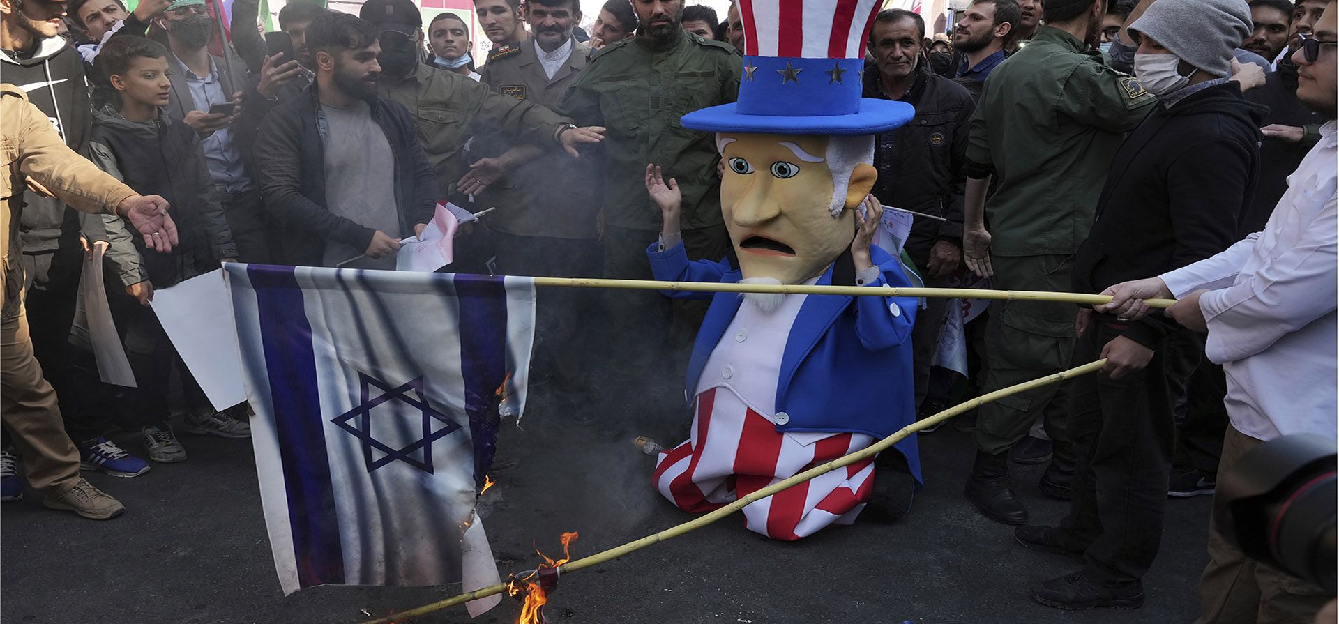Manifestantes queman representaciones de las banderas de EE. UU. e Israel mientras el personaje del Tío Sam reacciona durante una manifestación anual frente a la antigua embajada de EE. UU. en Teherán, Irán, el viernes 4 de noviembre de 2022.