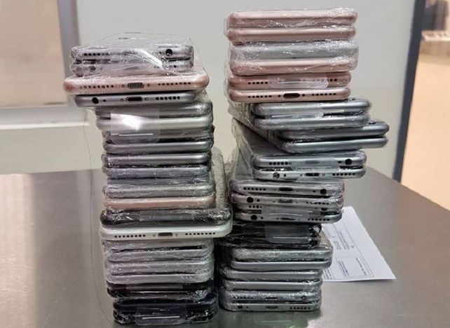 Una mujer ecuatoriana tenía medio millón de pesos en iPhones escondidos en la ropa.