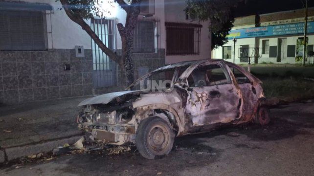 El auto incendiado en barrio Sur
