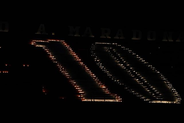 Newells homenajeó a Maradona con el 10 iluminado en la tribuna del Coloso
