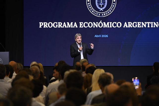 Luis Caputo en la Bolsa de Comercio de Rosario (BCR) con anuncios para Santa Fe.