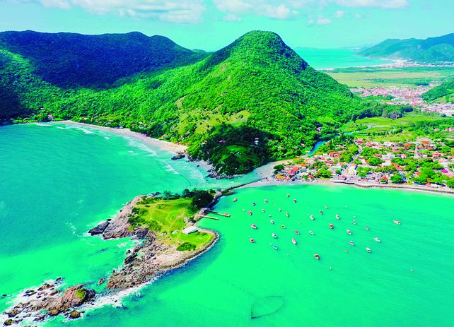 Florianópolis atrae a turistas argentinos que buscan disfrutar de Brasil con precios accesibles.