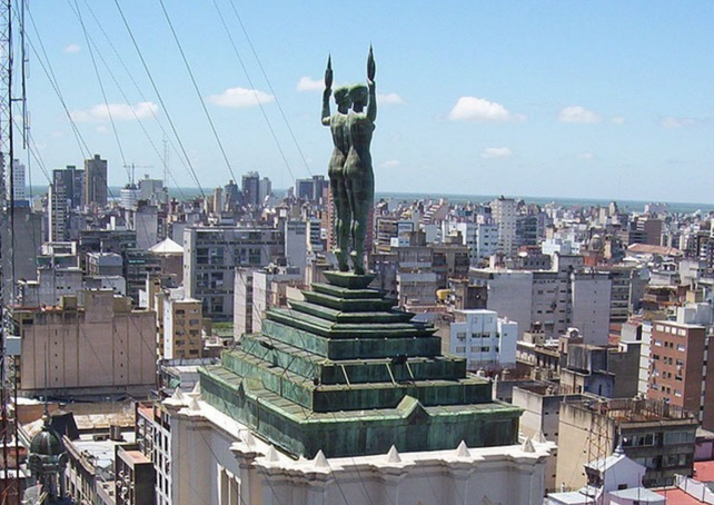Las dos estatuas que coronan un rascacielos rosarino y esconden una historia ligada al campo