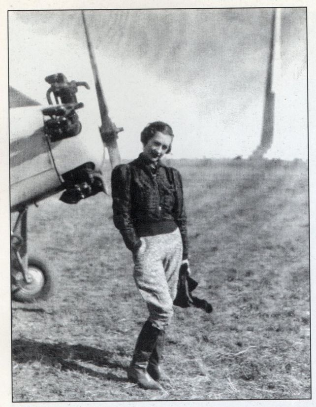 Rosa Clotilde también fue aficionada de la aviación. Detrás de ella se ve el monumento a Myriam Stefford. Álbum Jorge Barón Biza.