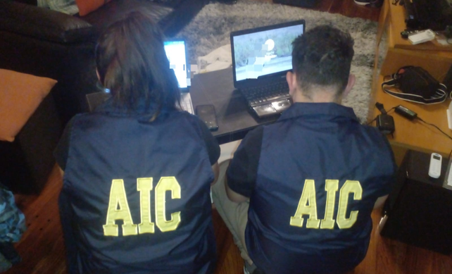 Personal de la AIC en uno de los domicilios allanados ayer por distribución de pornografía infantil.