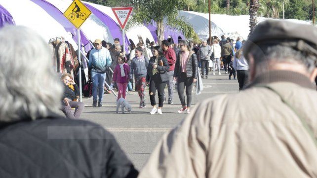 Miles de personas recorren lo stands y puestos de comida de Sabores de Paraná