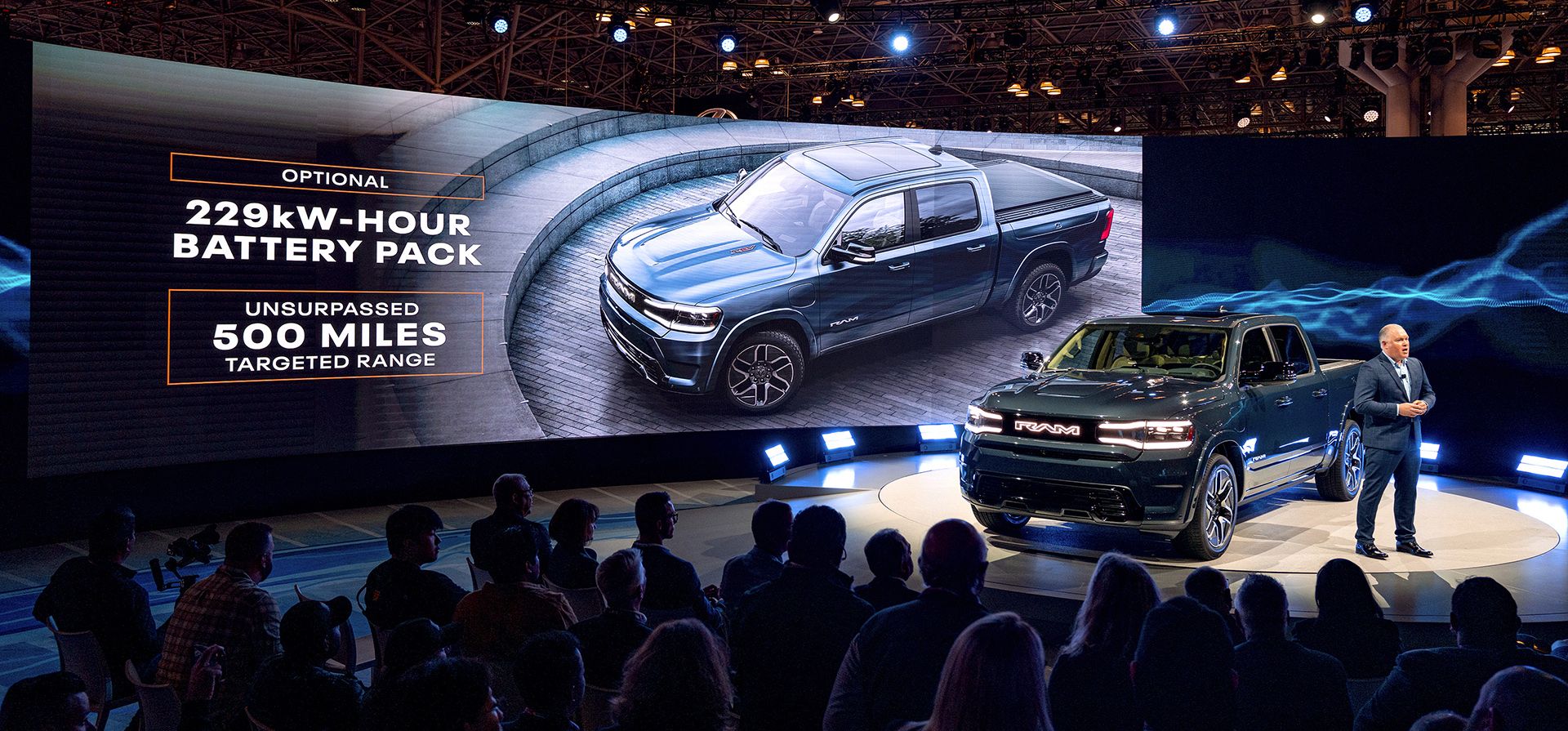 Mike Koval, director ejecutivo de la marca RAM, presenta la REV Ram 1500 en el Salón Internacional del Automóvil de Nueva York, el miércoles 5 de abril de 2023. (Foto AP/Craig Ruttle)