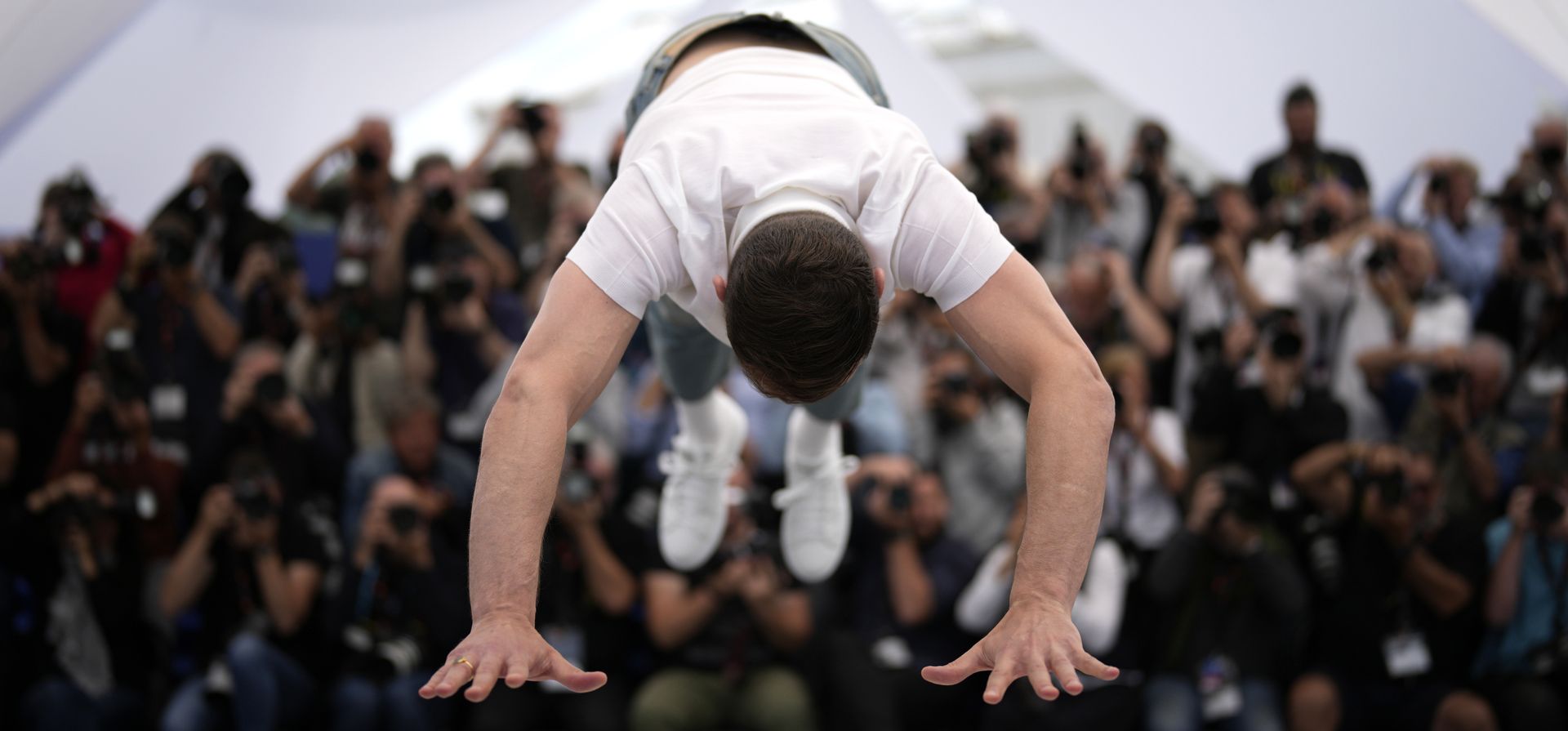 Tom Mercier hace una parada de manos en la sesión fotográfica de la película
