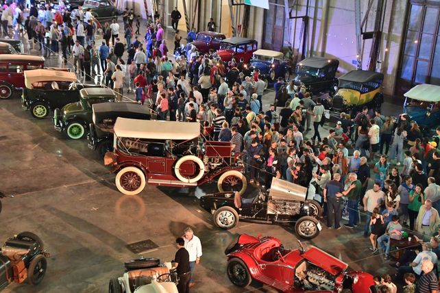 Se realizó la segunda muestra de autos y motos clásicos y antiguos en la Estación Belgrano en Santa Fe