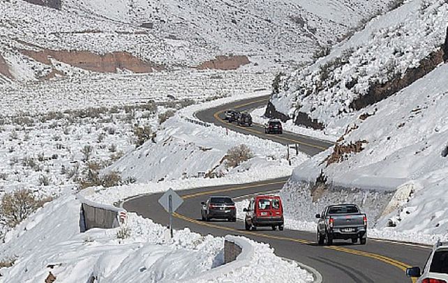 Cuando pa’ chile me voy. El tránsito por las rutas que unen nuestro país con Chile fue suspendido por la nieve que cae a ambos lados de la cordillera.
