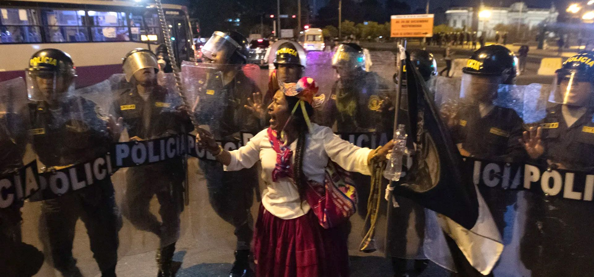 Lima, Perú. Un manifestante se enfrenta a la policía durante las marchas contra el gobierno de la presidenta Dina Boluarte. Los manifestantes exigen elecciones generales, la destitución del presidente y justicia para los muertos durante los enfrentamientos con la policía. Fotografía: Agencia Anadolu/Getty Images